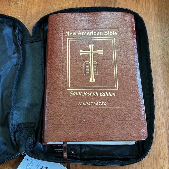 Bible cover with Bible included - Picture 6 of 6